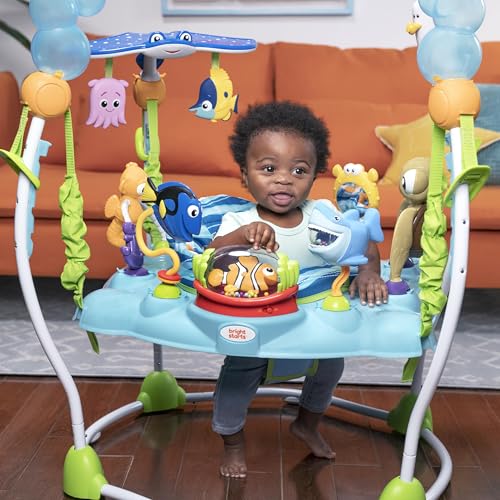 Bright Starts, Disney Baby, Findet Nemo Spring- und Spielcenter mit Spielstation mit Lichtern und Musik, 13 Aktivität Spielzeug, 360° drehender Sitz, höhenverstellbares, Kinder ab 6 Monaten