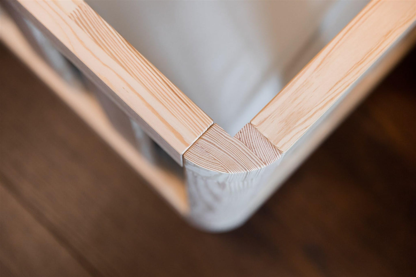 Mandrele - Montessori Bett, Bodenbett mit Lattenrost, Rausfallschutz Bett, Kinderbett, Holzbett mit Bettgestell für Jungen und Mädchen, 200x90cm, Natur Holz