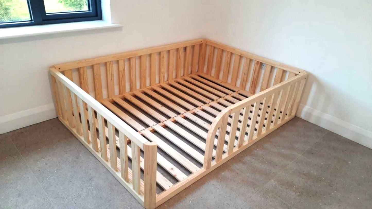 Mandrele - Montessori Bett, Bodenbett mit Lattenrost, Rausfallschutz Bett, Kinderbett, Holzbett mit Bettgestell für Jungen und Mädchen, 200x90cm, Natur Holz