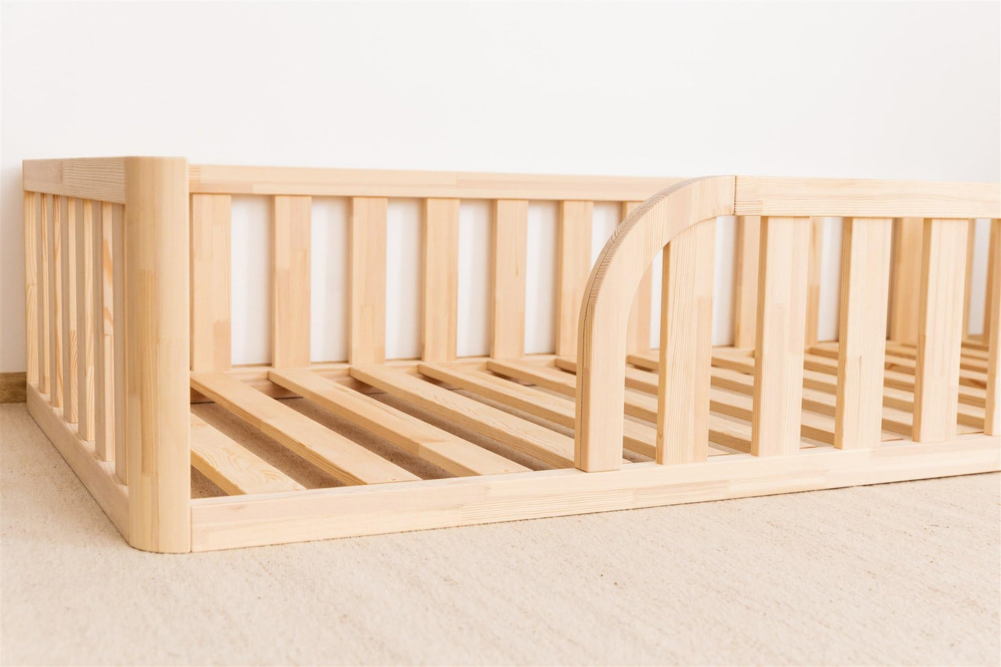 Mandrele - Montessori Bett, Bodenbett mit Lattenrost, Rausfallschutz Bett, Kinderbett, Holzbett mit Bettgestell für Jungen und Mädchen, 200x90cm, Natur Holz