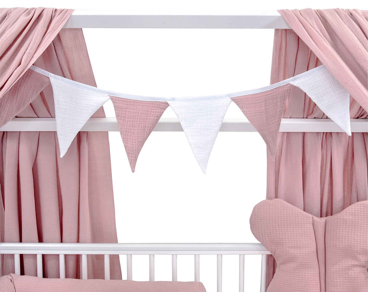 Baby Delux Babybett Komplett Set Hausbett 60x120 cm weiß Rausfallschutz Kinderbett Matratze Bettwäsche Deko Set (Musselin Himmel, Rosa Musselin Waffelpique)