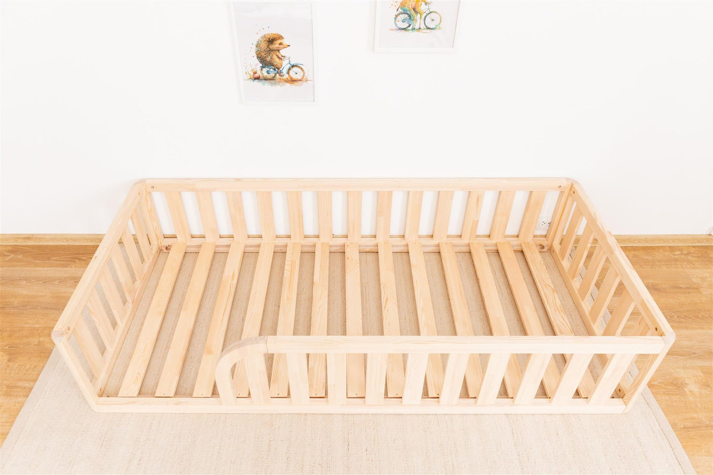 Mandrele - Montessori Bett, Bodenbett mit Lattenrost, Rausfallschutz Bett, Kinderbett, Holzbett mit Bettgestell für Jungen und Mädchen, 200x90cm, Natur Holz