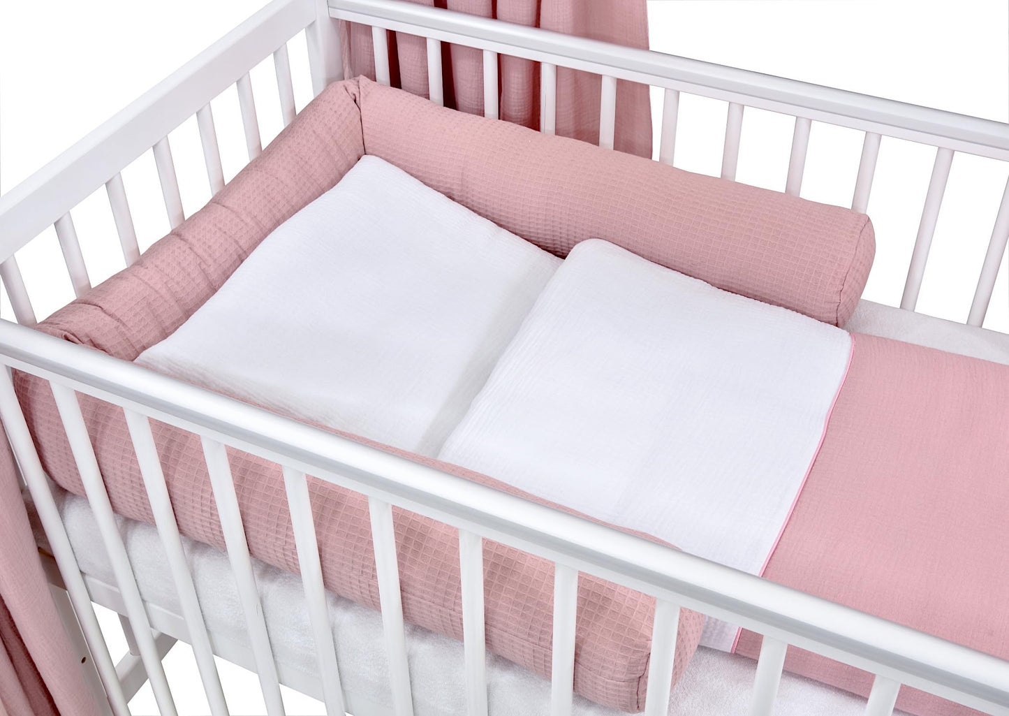 Baby Delux Babybett Komplett Set Hausbett 60x120 cm weiß Rausfallschutz Kinderbett Matratze Bettwäsche Deko Set (Musselin Himmel, Rosa Musselin Waffelpique)