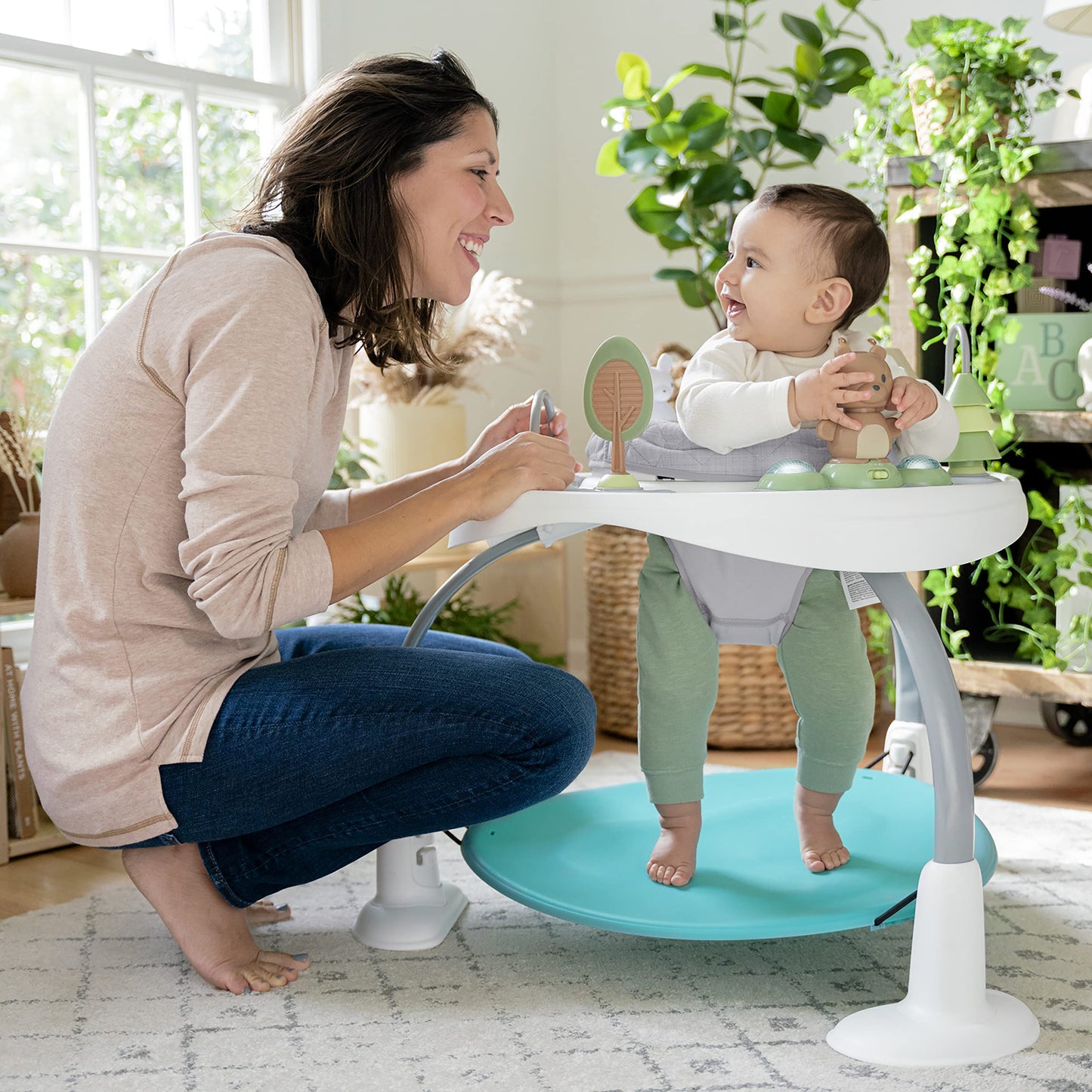 Ingenuity, Spring & Sprout, Aktivitätscenter 2-in-1, First Forest, Spielcentrum und Spieltisch mit Sprungkissen, Lichtern, Geräuschen und 11 interaktiven Aktivitäten, ab 6 monate
