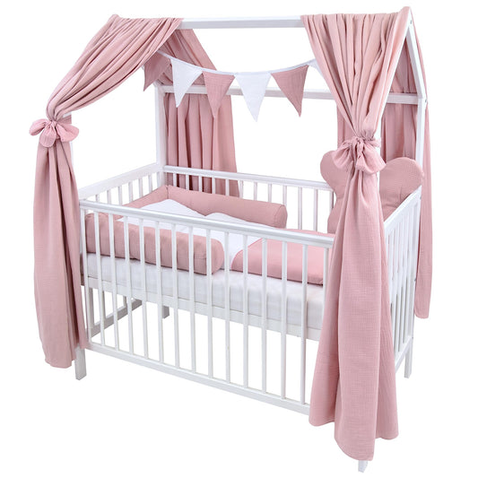 Baby Delux Babybett Komplett Set Hausbett 60x120 cm weiß Rausfallschutz Kinderbett Matratze Bettwäsche Deko Set (Musselin Himmel, Rosa Musselin Waffelpique)